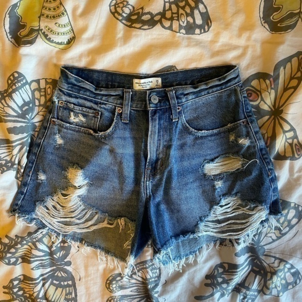 Abercrombie and Fitch curvy love the boyfriend mid rise shorts